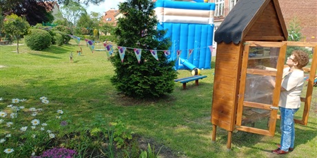 Powiększ grafikę: Seniorzy czytają dzieciom