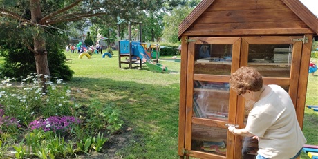 Powiększ grafikę: Seniorzy czytają